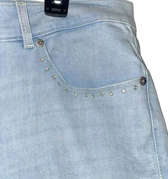 Levi's Classic Bermuda Blue Jean Shorts Women's Light Blue Denim - Picture 3 of 4